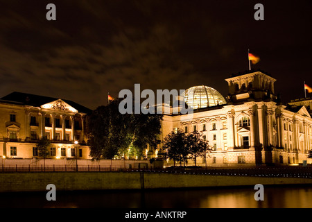 Spree und Reichstag bei Nacht Stimmentfaltung Deutschland Stockfoto