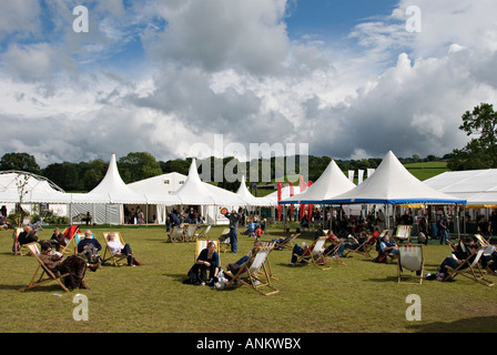 Das Hay-Festival der Literatur und Kunst, Hay-on-Wye, Powys, Großbritannien. Einen schönen Nachmittag Stockfoto