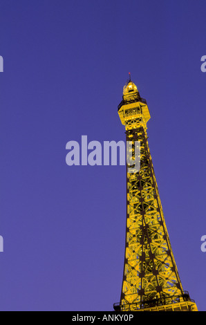 Halb große Nachbildung des Eiffelturms in Paris Casino Hotel Las Vegas Nevada USA Stockfoto