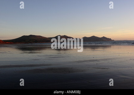 Blick vom Dinas Dinlle Strand in Richtung Halbinsel Lleyn bei Sonnenuntergang Snowdonia-Wales Stockfoto