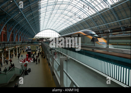 Eurostar-Zug Ankunft an der neu restaurierten Bahnhof St. Pancras International Station in London Stockfoto