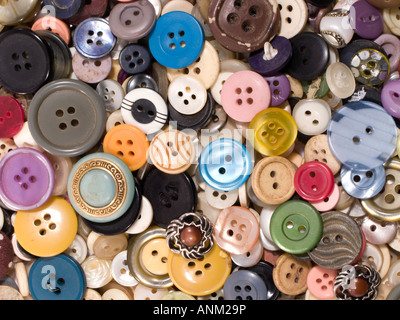 Haufen alter und gebrauchter Kleidung Knöpfe Stockfoto