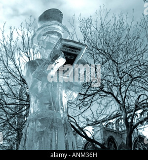 Eis-Skulptur des Lesens "Viktorianischen Gentleman auf Heu Hügel" in Norwich, UK, schwarz / weiß Stockfoto