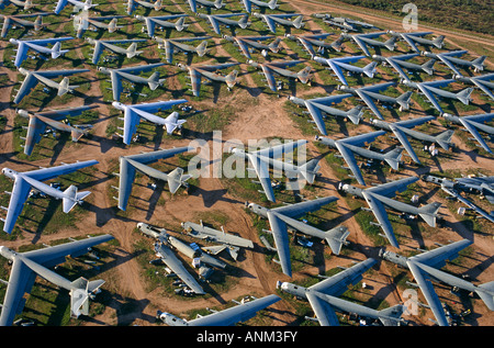 B-52 Bomber in kalten Krieges von der US Air Force liegen verlassene an Davis-Monthan Flugzeug Friedhof warten auf Schrott-recycling Stockfoto