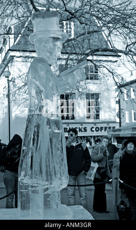 Eis-Skulptur des Lesens "Viktorianischen Gentleman auf Heu Hügel" in Norwich, UK, schwarz / weiß Stockfoto