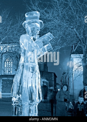 Eis-Skulptur des Lesens "Viktorianischen Gentleman auf Heu Hügel" in Norwich, UK, schwarz / weiß Stockfoto