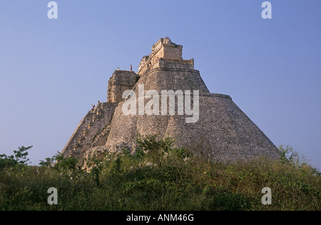 Ein Blick auf den Tempel des Magiers die größten und höchsten Pyramide im alten ruiniert Maya-Stadt Uxmal in der Nähe von Merida Stockfoto