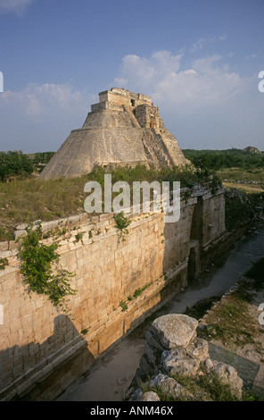 Ein Blick auf den Tempel des Magiers die größten und höchsten Pyramide im alten ruiniert Maya-Stadt Uxmal in der Nähe von Merida Stockfoto