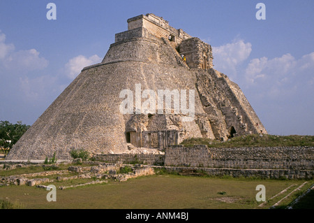 Ein Blick auf den Tempel des Magiers die größten und höchsten Pyramide im alten ruiniert Maya-Stadt Uxmal in der Nähe von Merida Stockfoto