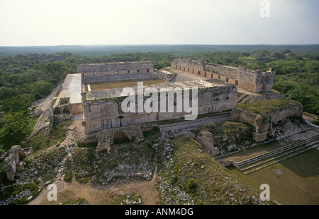 Einen Blick auf den Ballspielplatz und einen Überblick über die Gebäude in der alten ruiniert Maya-Stadt Uxmal in der Nähe von Merida Stockfoto