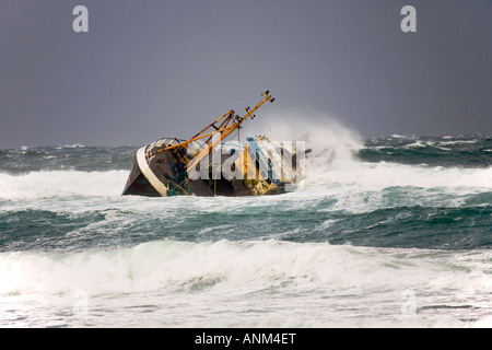 Geerdete Wrack der Banff Fischereifahrzeug Boot BF 380 auf Grund auf Felsen am Cairnbulg Punkt Fraserburgh, Nord-Ost-Schottland gestrandet, Stockfoto