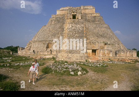 Eine Ansicht der Tempel von The Magician die wichtigste Pyramide in der alten ruiniert Maya-Stadt Uxmal Stockfoto