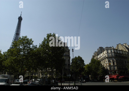 Der Eiffel-Turm, von dem angrenzenden Park gesehen. Stockfoto