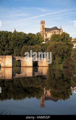 Die Kathedrale St Etienne oberhalb der mittelalterlichen Brücke 1210 über die Vienne in Limoges Stockfoto