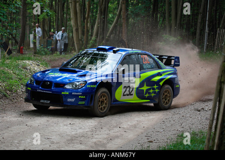 Colin McRae Subaru Impreza Rallye-Auto einschalten um eine Ecke im Abschnitt Rallye auf dem Goodwood Festival der Geschwindigkeit West Sussex Stockfoto