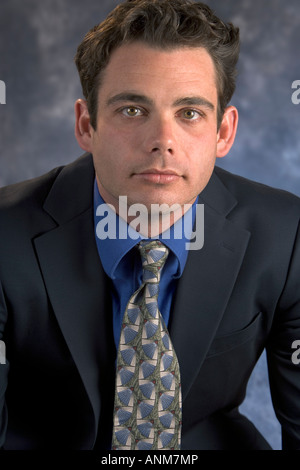 Eine junge Führungskraft gekleidet für den Erfolg in seinem Anzug. Stockfoto