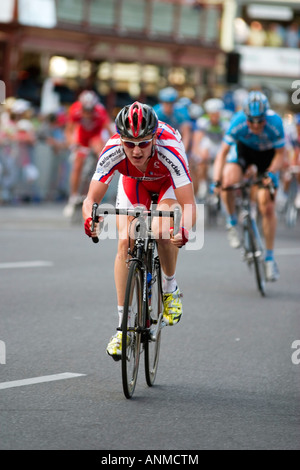 Konkurrent im Radrennen Tour Down Under führt das Hauptfeld in Adelaide City-Event in 2005 Stockfoto