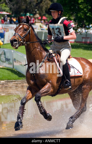 Adelaide International Horse Trials 2005 Konkurrent im Wasser während der cross Country Kurs in Australien Stockfoto