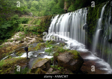 Walker mittleren Clungwyn Falls Brecon Beacons Mitte Wales Stockfoto