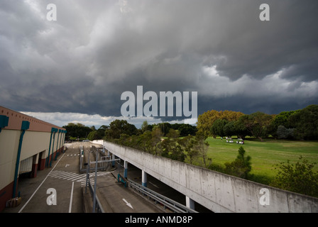 Gewitterwolken überfahren im Sie eines Parkplatz in Sydney, Australien Stockfoto