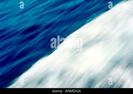 Weißer Schaum, verursacht durch den Durchgang von einem Boot in das blaue Wasser der Andamanensee Stockfoto