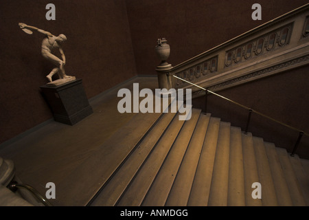 Treppe des British Museum in London mit Statue Speerwerfer Stockfoto