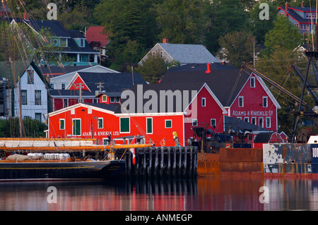 Adams und Knickle Ltd. Gebäude in Stadt Lunenburg bei Sonnenuntergang, Hafen von Lunenburg Lighthouse Route, Nova Scotia, Kanada Stockfoto