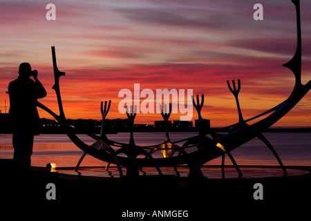 Skulptur eines Wikingerschiffes auf Island Damm Stockfoto