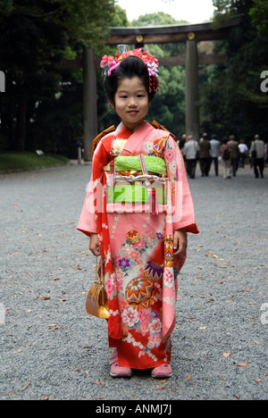 Junge japanische Mädchen im Kimono, die Teilnahme an der Zeremonie im Meiji-Jingu-Schrein in Tokyo 2007 Stockfoto