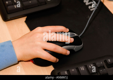 Bildung Technik Hand des kleinen Schulkind auf Computer-Maus Stockfoto