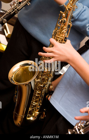 Bildung Hand des Kindes spielt Saxophon in Schulband Stockfoto