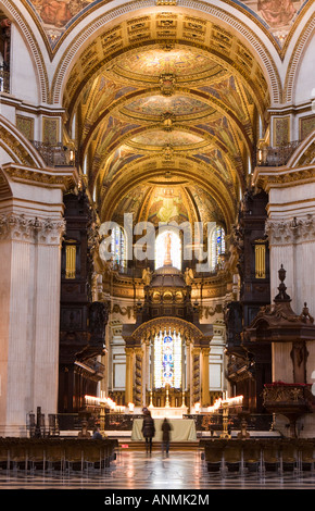 UK London Saint PaulÕs Dom Blick auf Chor Chor und umgebaute gewölbte Hochaltar und Retabel Stockfoto