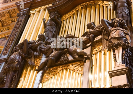 UK London St. Pauls Cathedral Chor Orgel Fall Grinlings Gibbons Schnitzereien von Putten und Begriffe Stockfoto