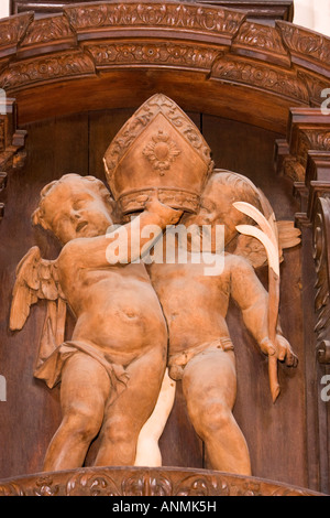 UK-London St. Pauls Cathedral Chor Bischöfe Sitz von Grinlings Gibbons Schnitzereien Putten halten Mitra Detail dekoriert Stockfoto