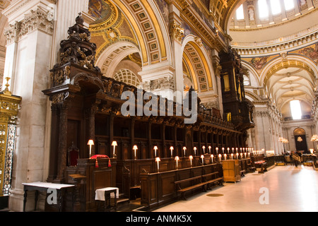 UK London Saint Pauls Kathedrale Bischöfe Thron und Chor Ständen von Grinling Gibbons Holzschnitzereien verziert Stockfoto