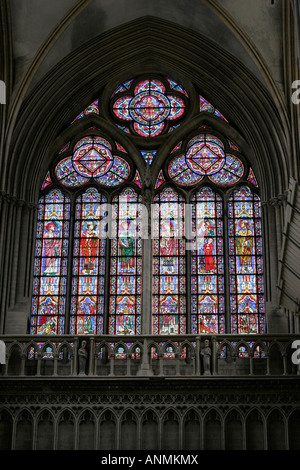 Glasfenster in der Kathedrale Notre Dame de Bayeux in der Region Calvados, Normandie, Nordfrankreich Stockfoto