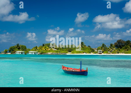 Malediven Süd Male Atoll Olhuveli Resort rotes und blaues Ruderboot festgemacht im Tierheim zwischen den Inseln Stockfoto