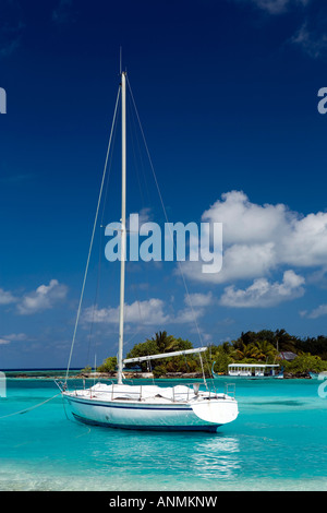 Malediven Süd Male Atoll weiße Segelboote vor Anker im Schutz zwischen Inseln Stockfoto