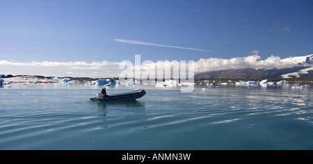 Zodiak in Jökulsárlón Gletscher Lagune Breidamerkurjokull Gletscher Vatnajökull Island Stockfoto