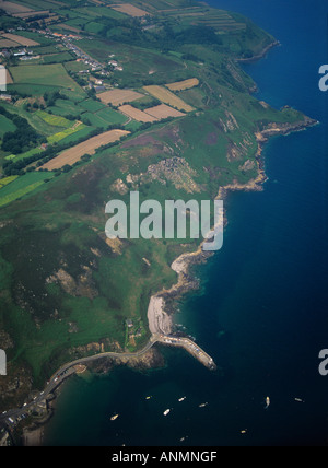 Luftaufnahme von Bouley Bay mit Steg und robuste North Coast von Jersey Channel Islands Stockfoto