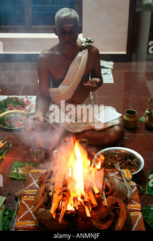 Priester, die Durchführung von religiöser Rites vor Opferfeuer in ein neues Haus in Kerala Indien Stockfoto