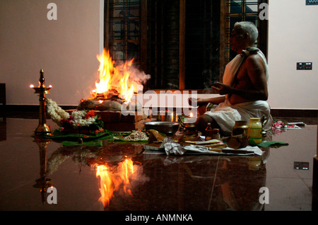 Priester, die Durchführung von religiöser Rites vor Opferfeuer in ein neues Haus in Kerala Indien Stockfoto