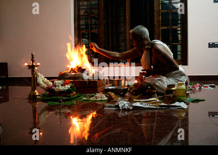 Priester, die Durchführung von religiöser Rites vor Opferfeuer in ein neues Haus in Kerala, Indien Stockfoto