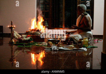 Priester, die Durchführung von religiöser Rites vor Opferfeuer in ein neues Haus in Kerala Indien Stockfoto