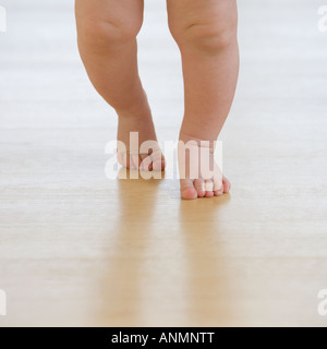 Nahaufnahme eines Babys Füße zu Fuß Stockfoto