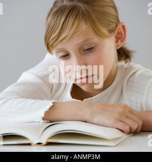 Teenager Mädchen lesen Stockfoto