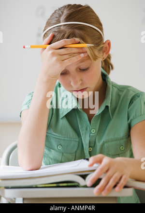 Teenager Mädchen lesen an Schulbank Stockfoto