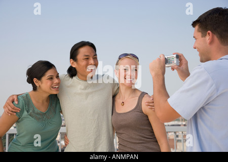 Multi-ethnischen Freunde mit Foto Stockfoto