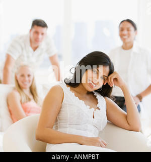 Hispanic Frau vor Freunden Stockfoto