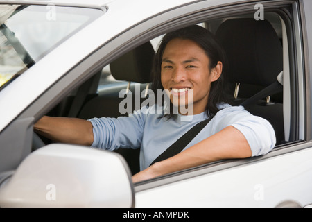 Asiatischer Mann im Auto fahren Stockfoto